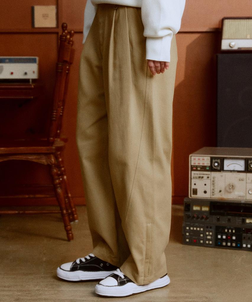 DTHIRTYONE Side Zip Pleated Cotton Pants (Camel Beige)