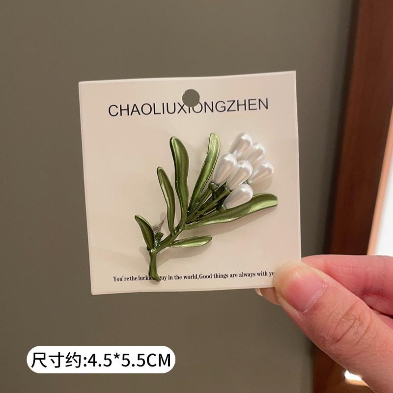 French Pearl Botanical Floral Brooch Women Summer Style Anti-Slip Clasp Elegant Suit Accessory Versatile Commute Bouquet