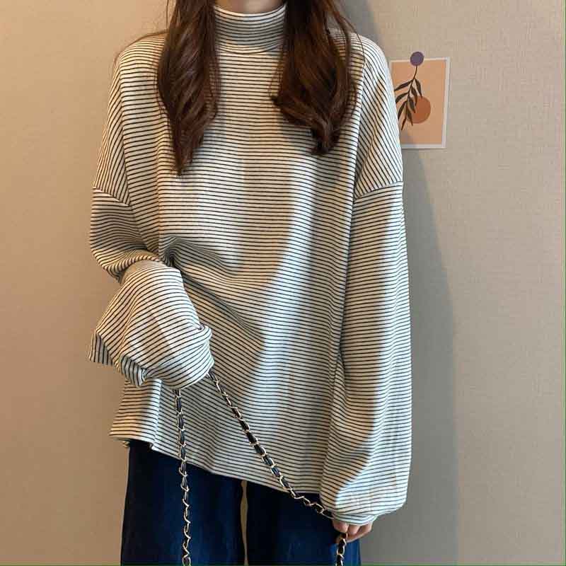 Зимняя женская полосатая футболка с воротником-стойкой — фото 5