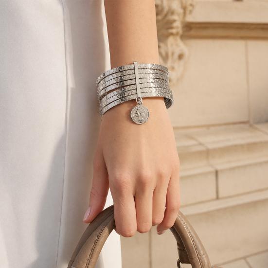 Damenarmband mit Porträt-Münzanhänger, Mehrschichtiger Umrandungs-Stapel-Effekt-Armreif, Galvanisch beschichtetes elastisches Armband