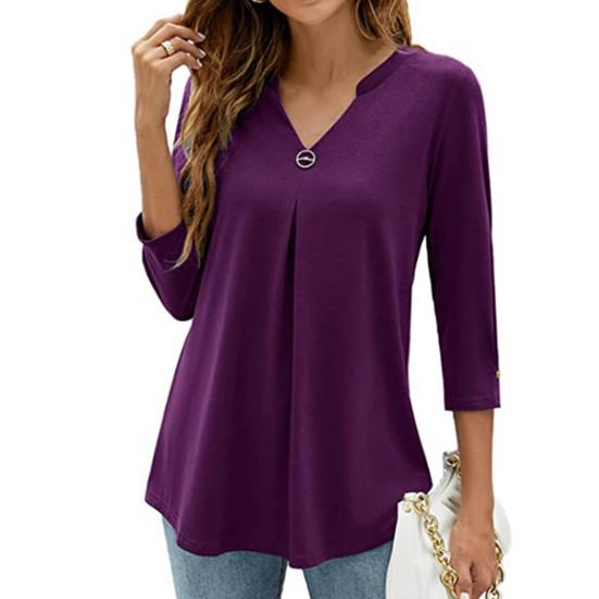 

Женская футболка с V-образным вырезом 45355, булавка с декором, плиссированная подол, весна L фиолетовый