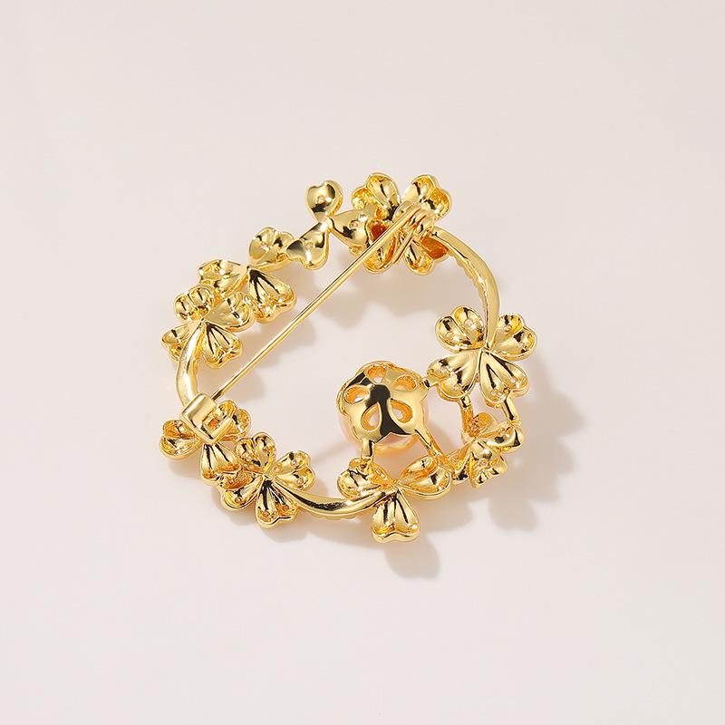 Bo Xin Yun Zirconia Wreath Brooch with Freshwater Pearl