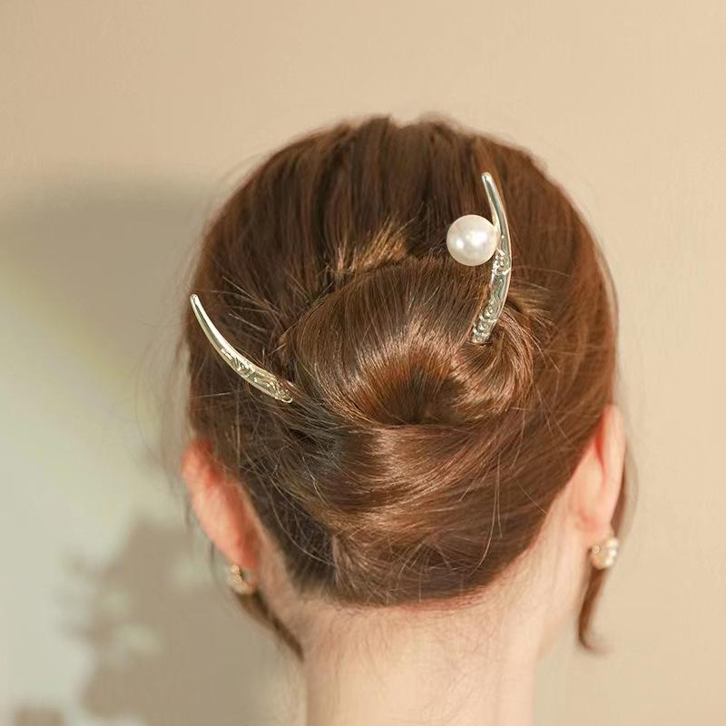 Retro Chinese Crescent Hairpin: Hanfu Half-Moon Pearl Bun Accessory for Women