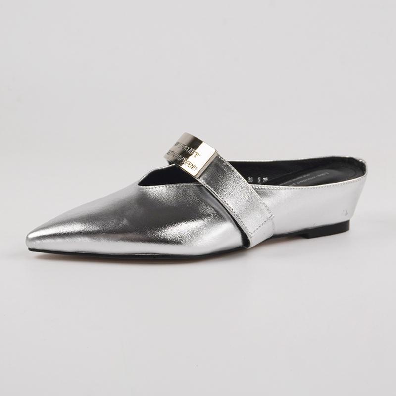 

Модные женские новые весенне-летние остроносые кожаные из коровьей кожи с выпуклой металлической пряжкой, средним каблуком и закрытым носком, шлепанцы Мюли 250 серебряный