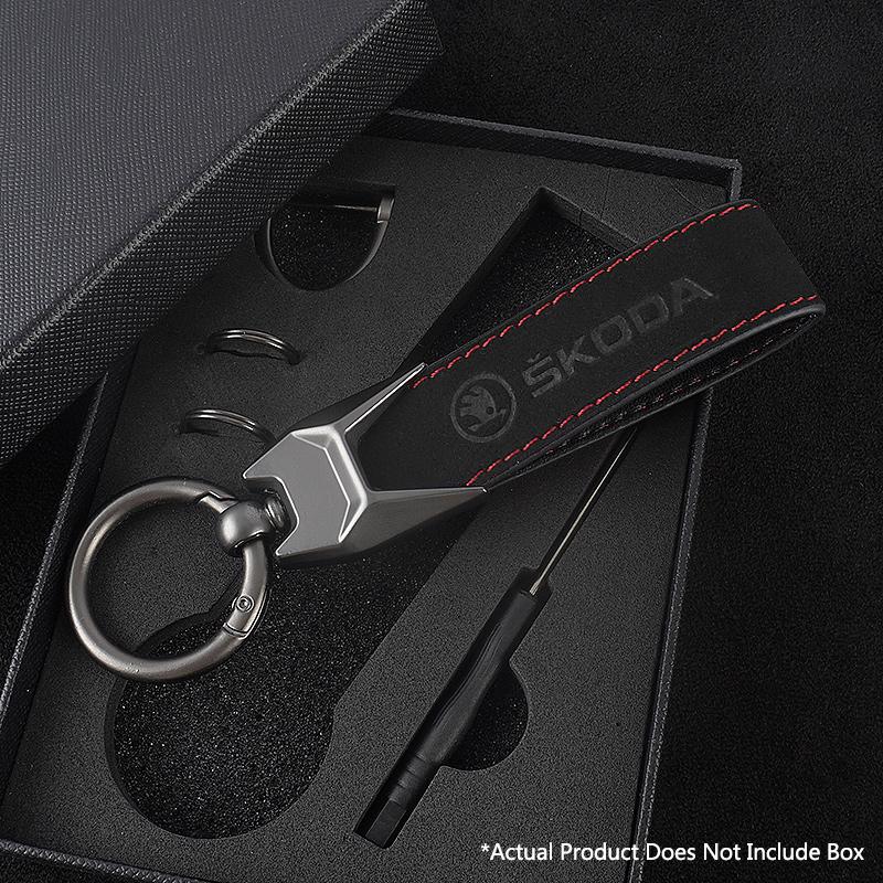 RUDX8 2025 Women man Leather Keyring Luxury Car Keychain for Skoda Fabia 1 2 Octavia a7 RS Superb Rapid Yeti Karoq Vision Accessories