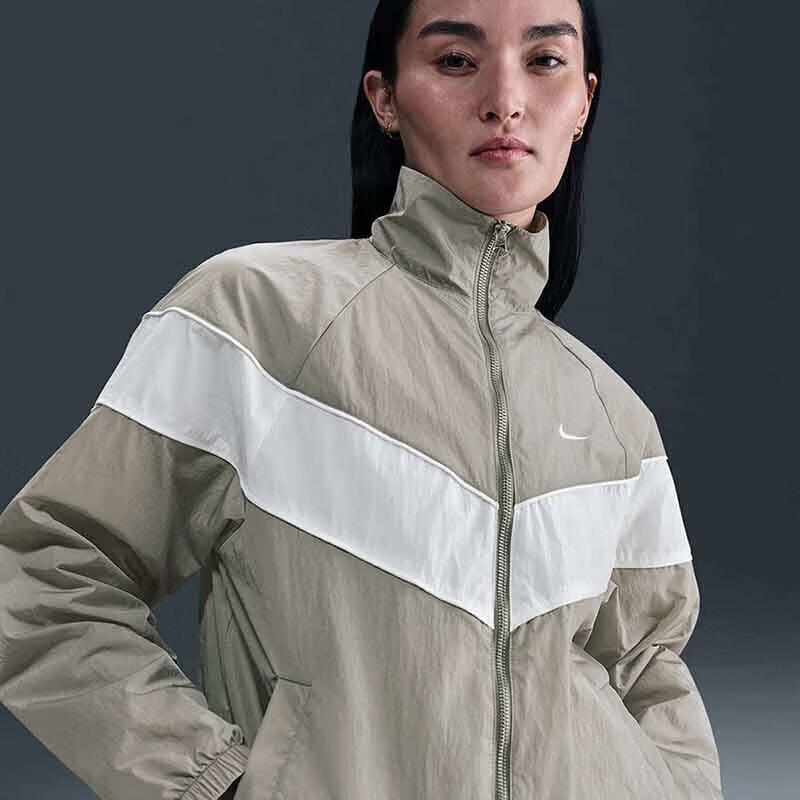 Nike Women s Woven Fashion Jacket S