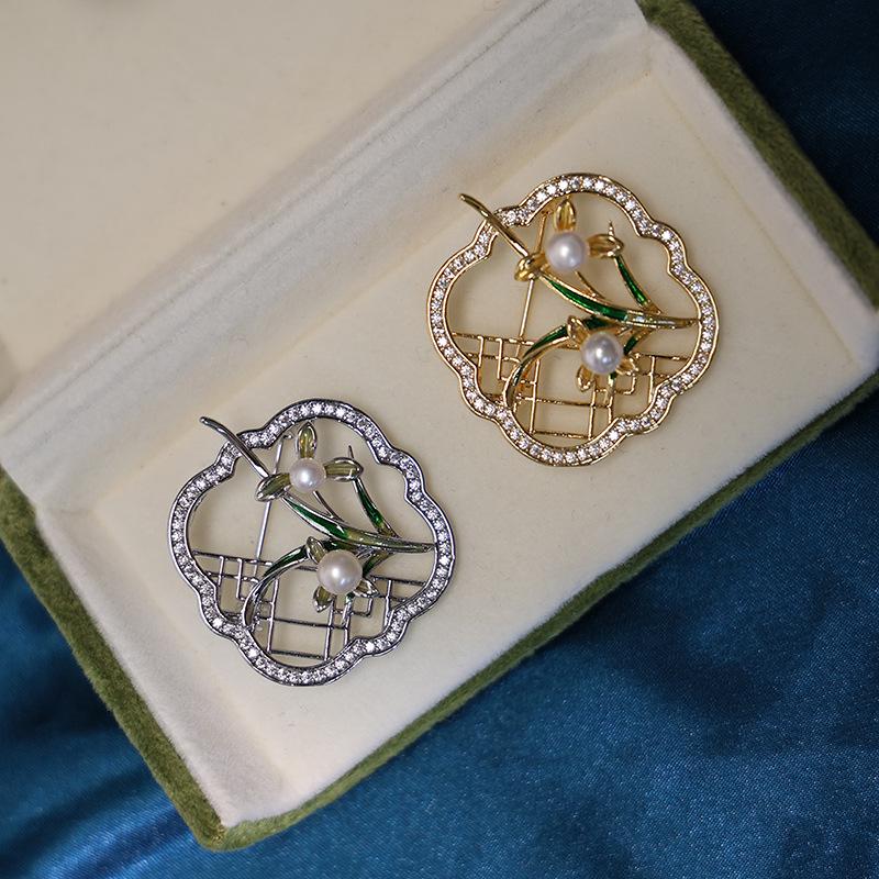 Brosche aus Kupfer im Antik-Stil: Pflaume, Orchidee, Bambus und Chrysantheme Design mit Zirkon und Perlen-Korsage.