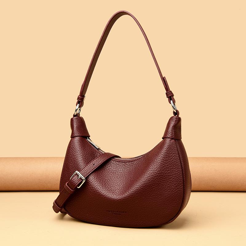 A Stylish Handbag with A Trendy Korean Style and A Simple Crossbody Crescent-shaped Bag