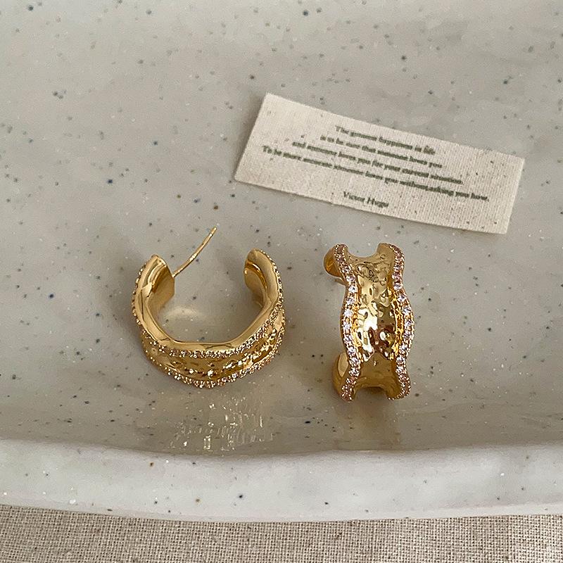 

Серьги-пусеты с бриллиантами высокой чистоты в форме буквы C: Трендовый, Роскошный, Универсальный для женщин