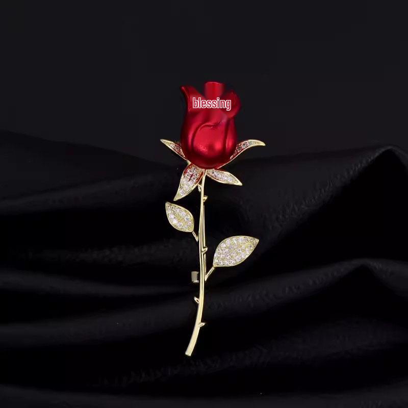 

Элегантная брошь-булавка «Красная роза» — модный мужской аксессуар для костюма
