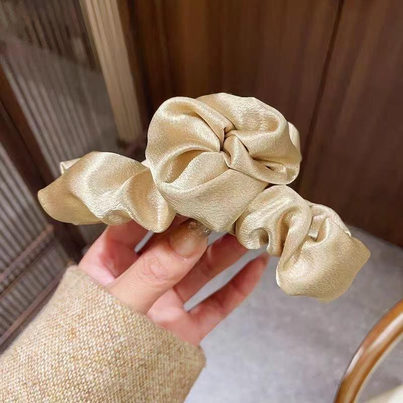 

Elegant Cloud Pleated Claw Clip for Women s Half Updo & Bun Hairstyles - Versatile and Volume Enhancing Hair Accessory.