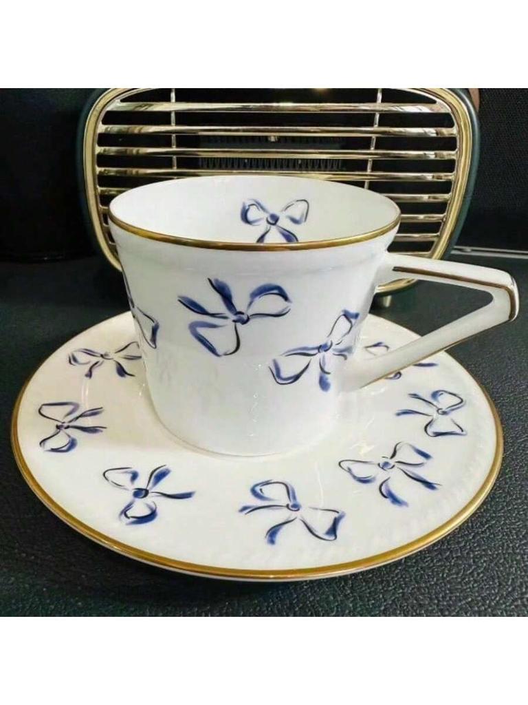 YSL elegantes lila Schleife Kaffeetassen- und Untertassenset, Vintage Bone China Teetasse, verziert mit goldgeprägten Details am Rand, ein romantisches Geschenk.