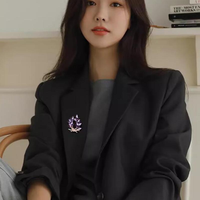 Elegáns lila virágos bross klasszikus luxus üzleti öltöny tű női lányoknak sokoldalú bross ruházati kiegészítők