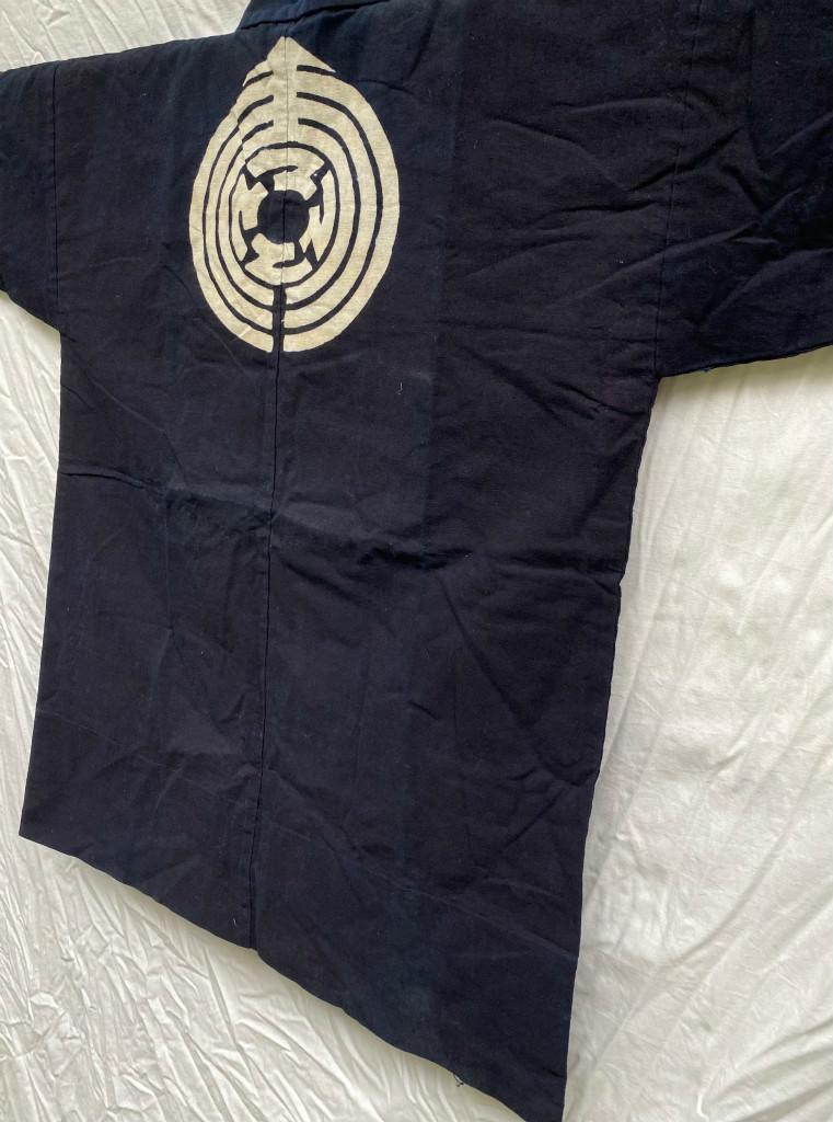 [USED] Antique Indigo Happi Coat, Subtle Back Oshima Crest, Pre-war Japanese Style, Hand-Sewn Cotton Haori, Rare Aizome Fabric, Authentic Japan Decor