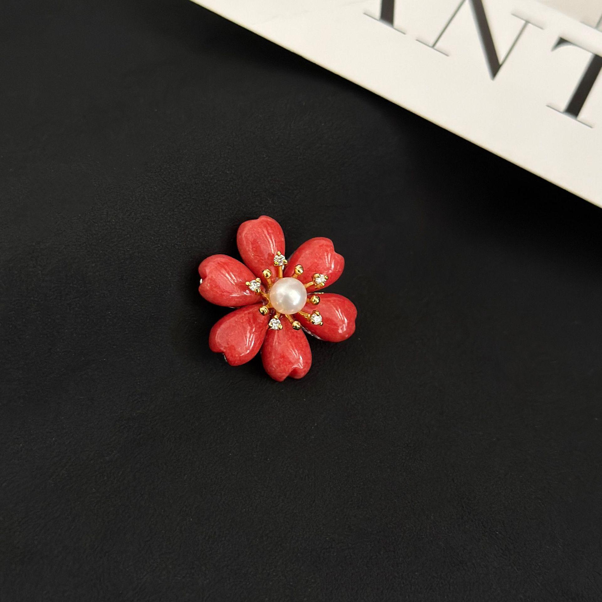 Брошь-цветок с пресноводным жемчугом: Элегантный женский аксессуар класса люкс
