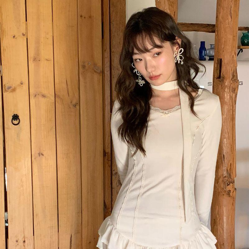 

Rimor Light Flower Shadow Asymmetric Design Three-Dimensional Crystal Pearl Flower Earrings Pearl white ear hook