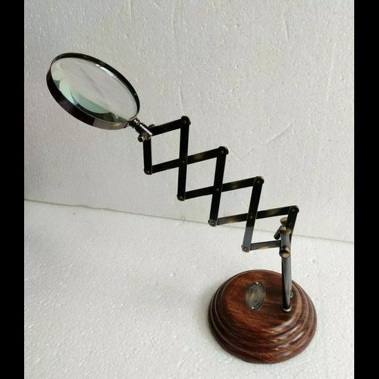 

Вінтажному стилі робочого столу настільної лупи збільшувального скла на дерев яній підставці