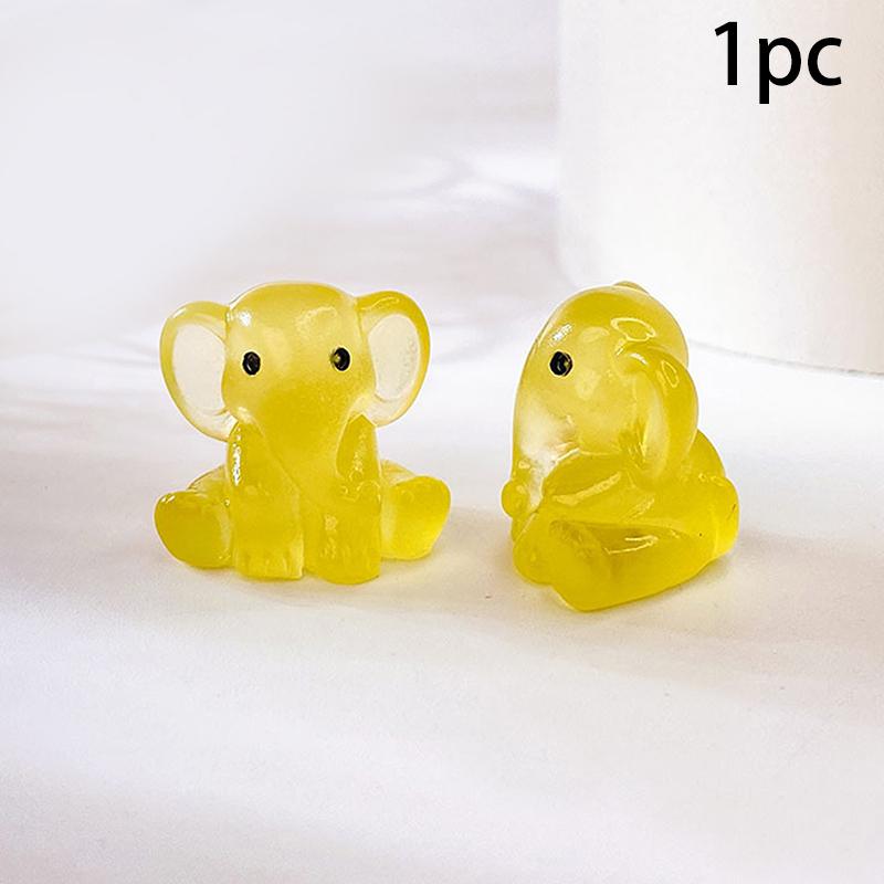 

1 шт. своїми руками. Милі фігурки. Прикраса столу. Світлові мініатюри. Смола. Слон, що сидить, світиться вночі. Аксесуари для казкового саду. жовтий