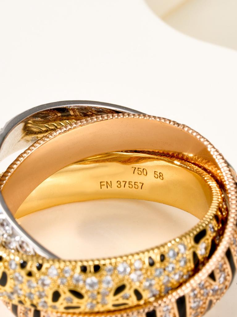 Pierścionek z trzema obrączkami z panterkowym nadrukiem, pokryty błyszczącym lakierem, wysadzany diamentami, jest wykwintnie wykonany, wysokiej klasy, francuski, szczotkowany, półdiamentowy, na prezent.