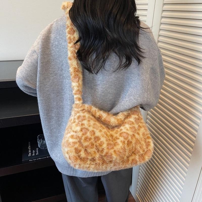 Casual commuter tote bag women's autumn new high-end texture plush personalized shoulder armpit bag