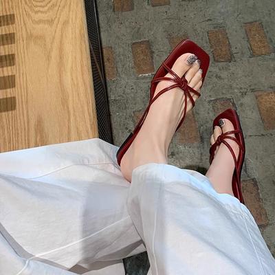 Uva madre verano nuevo francés punta cuadrada cinturón fino hueco clip pies tacón grueso suela plana zapatillas frescas ropa de mujer