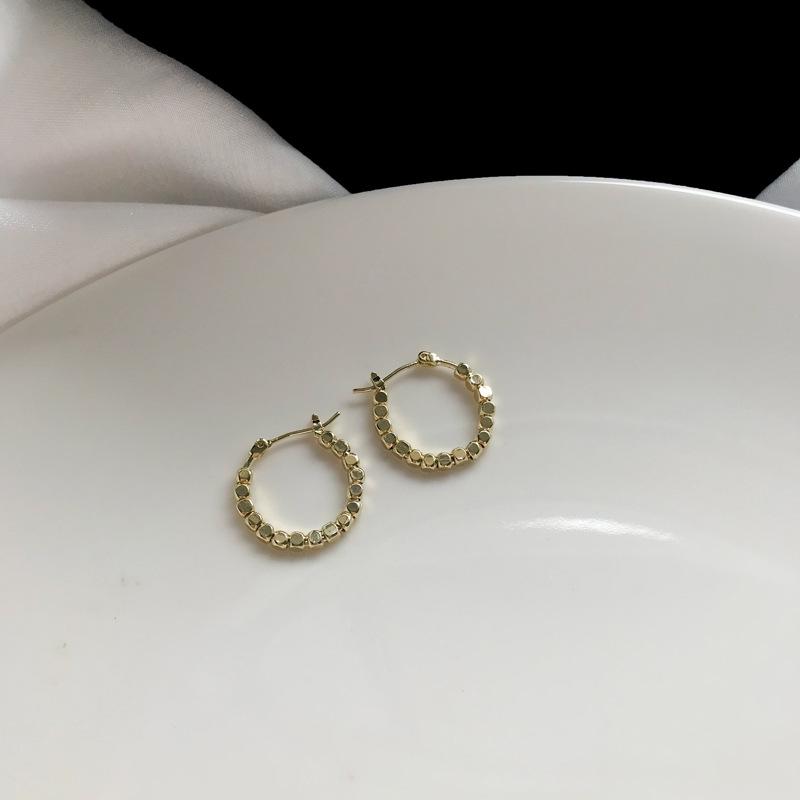 

Autumn and winter niche design earrings, new trendy high-end earrings, exquisite and simple cold wind stud earrings, women золотий