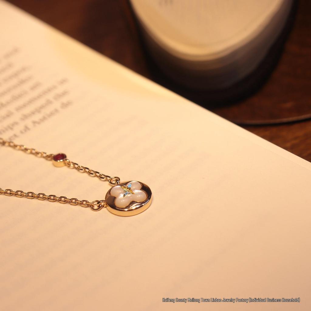 Elegant Rose Gold Four-Leaf Clover Donkey Necklace for Women