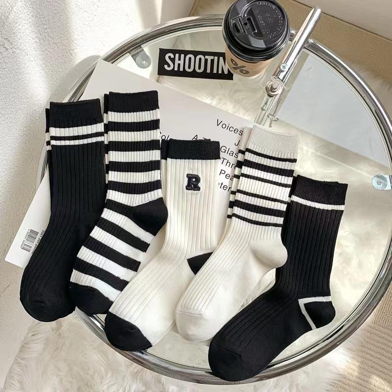5 Pairs of Women's Casual Sports R-shaped Mid-calf Socks, Striped Cotton Socks, Breathable and Sweat-absorbing Black and White Trendy Socks