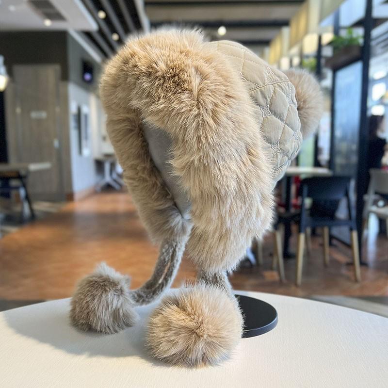 

Женская милая и симпатичная зимняя теплая плюшевая шапка с помпоном и защитой ушей хаки