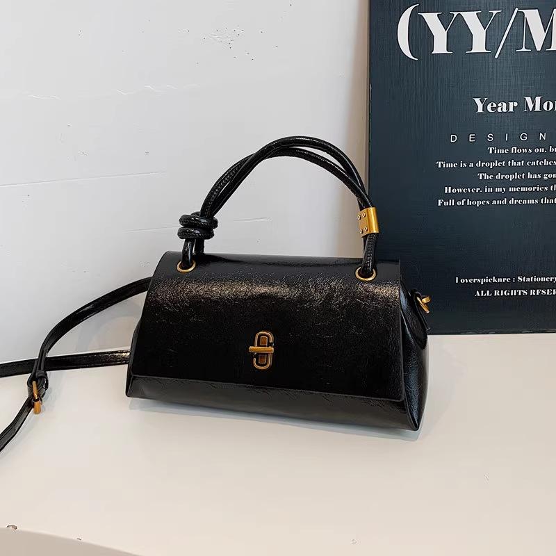 

New Fashion Versatile Shoulder Bag Women s Simple Casual Portable 2025 New Small Square Bag Premium Underarm Bag чёрный