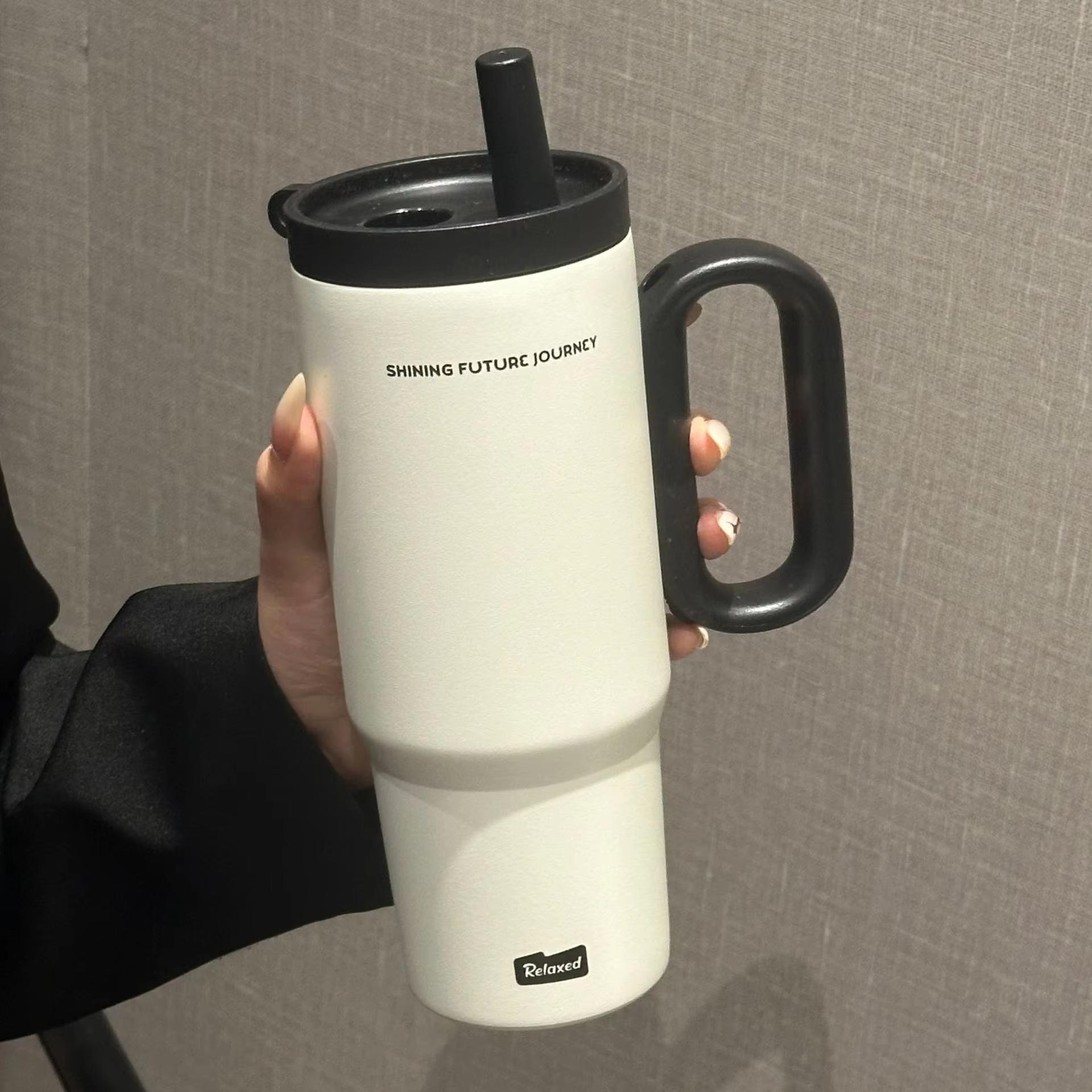 720ML Vakuumisolierte Edelstahl-Kaffeetasse mit Strohhalm und Griff, Wiederverwendbare Auto-Reise-Outdoor-Wasserflasche weiß