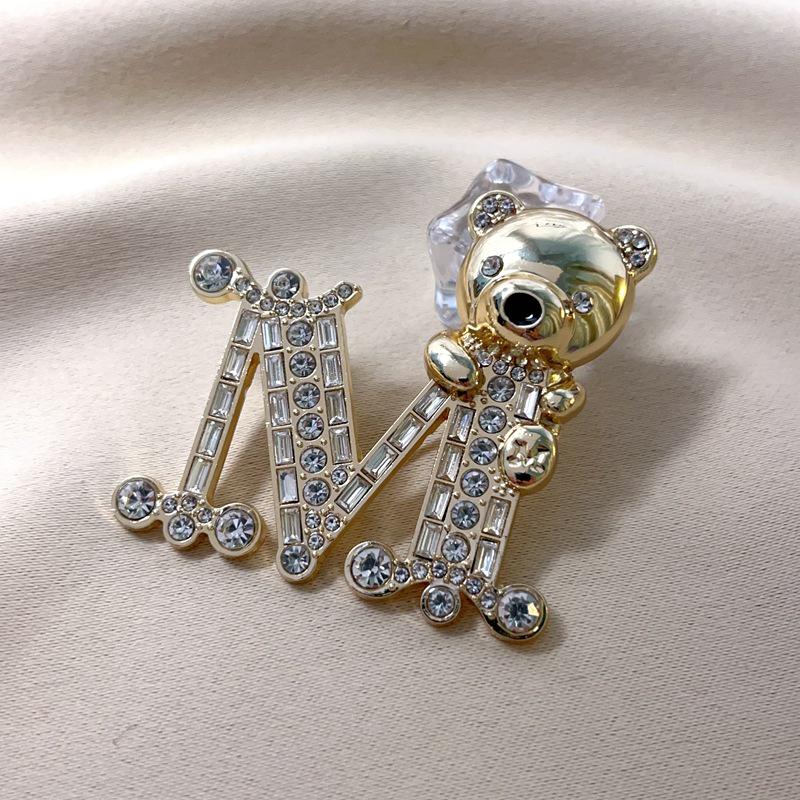 Spilla Orsetto di Peluche con Lettera M e Cristalli - Elegante Design Europeo e Americano per Abiti e Cappotti da Donna