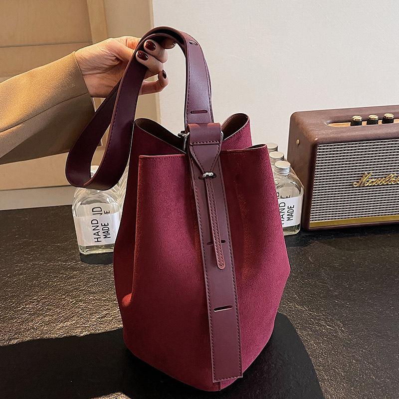 Popular Autumn and Winter Maillard Texture Fashionable Niche Versatile Bucket Bag Women's Commuter Suede Messenger Bag