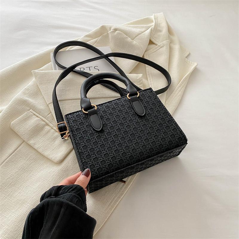 Stylish Retro Large Capacity Woven Shoulder Bag For Women With Zipper Closure