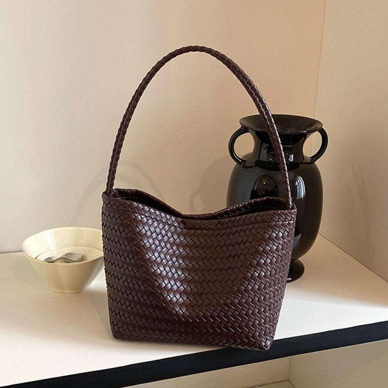 Stylish Korean Woven Underarm Bag – Trendy Mother-Child Shoulder Handbag for Casual Commute