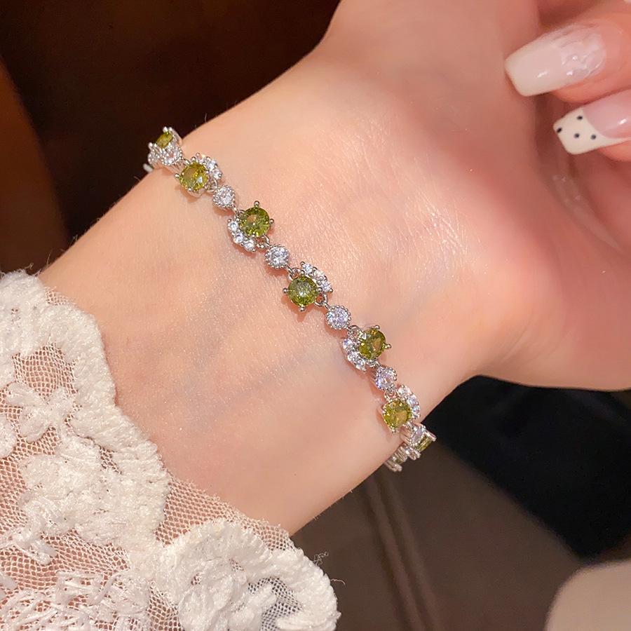 Cai Xing Lian Ying 18k Gold Plated Zircon Flower Bracelet - Simple, Fashionable, Versatile Jewelry.