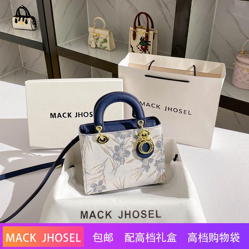 Fashionable and High-end Daifei Handbag, New Niche Light Luxury Handbag небесно-голубой