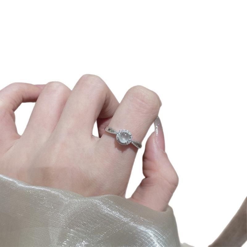 Xiaohongshu Bestseller: Women's Adjustable White Jade and Zirconia Ring - Luxurious, Versatile Design
