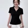 Una nueva camiseta de manga corta con cuello polo para mujer en verano con un diseño único de cintura plisada y ceñida