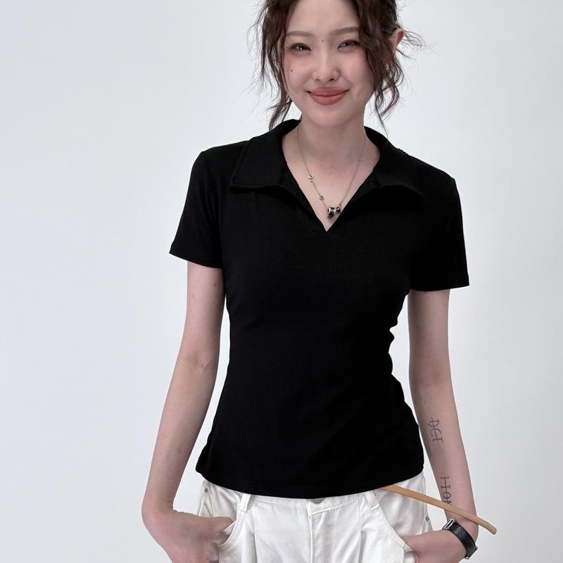 Una nueva camiseta de manga corta con cuello polo para mujer en verano con un diseño único de cintura plisada y ceñida