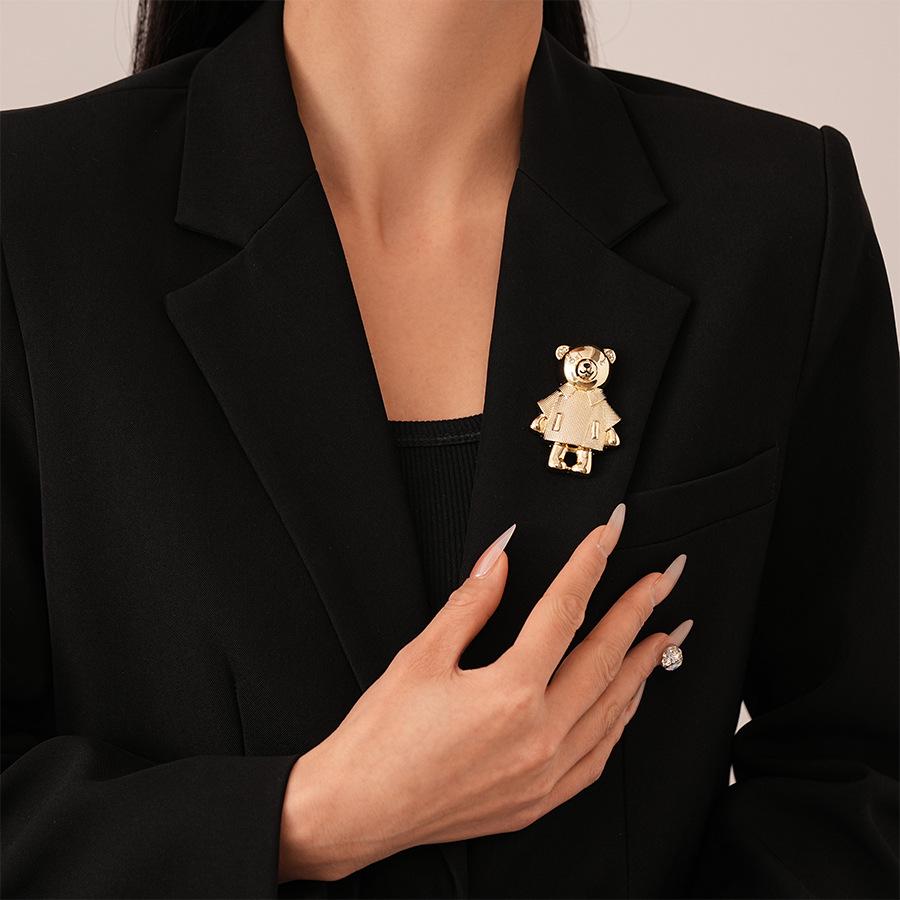 Luxury European & American Drip Oil Diamond Bear Brooch with 'M' Letter - High-End Fashion Corsage for Women