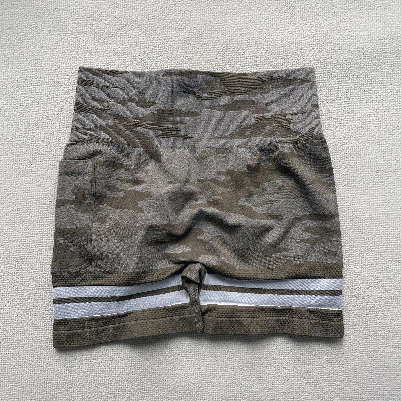 

In Stock Women s Seamless Yoga Shorts with Side Pockets and Hip-lift Design Small зелений