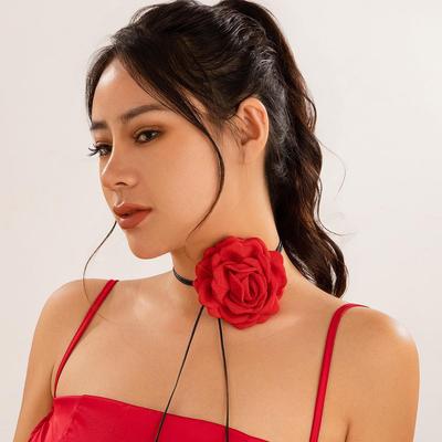 Conjunto de Colar de Couro Encerado Rosa Vermelha e Brincos de Tecido