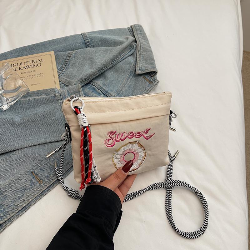 Japanisch inspirierte bestickte Umhängetasche für Damen mit einzigartigem Design, großem Fassungsvermögen und schrägem Crossbody-Stil, klein quadratisch