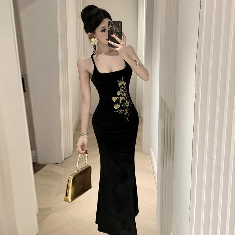 

Женское сексуальное бархатное платье с перекрещивающимися бретелями и цветочной вышивкой L чёрный