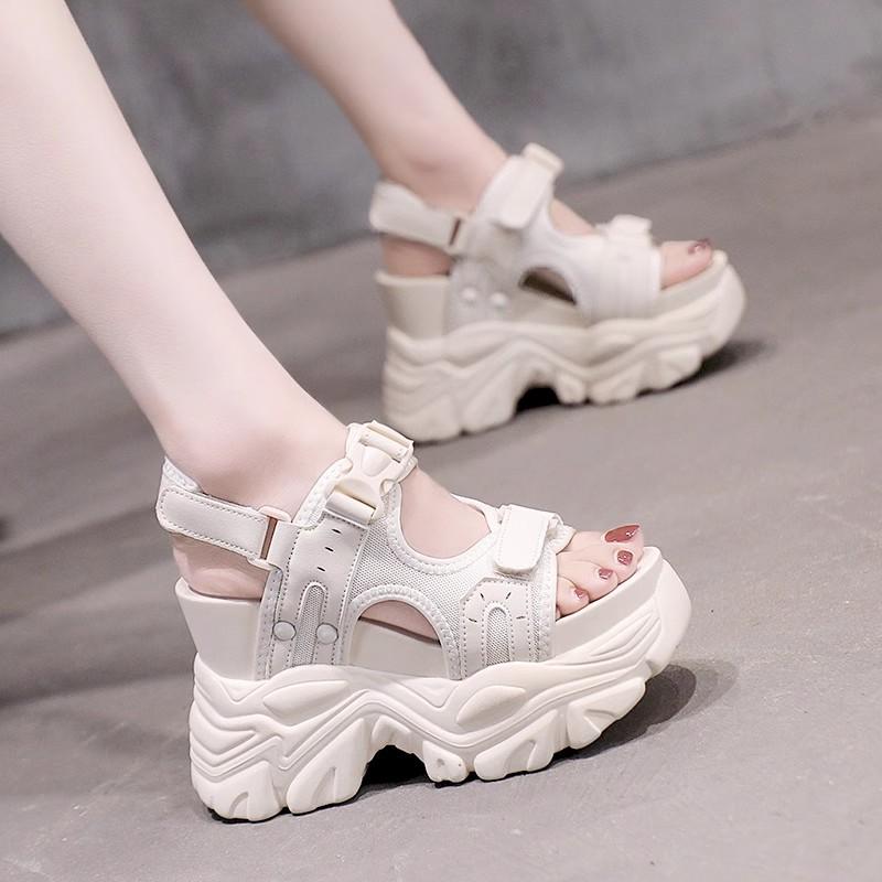 

Женские босоножки на высокой платформе, блестящие босоножки на танкетке и высоком каблуке, новинка лета, с пряжкой, кристаллами, массивные сандалии, пляжные шлепанцы, женская обувь 11 см 39 бежевый