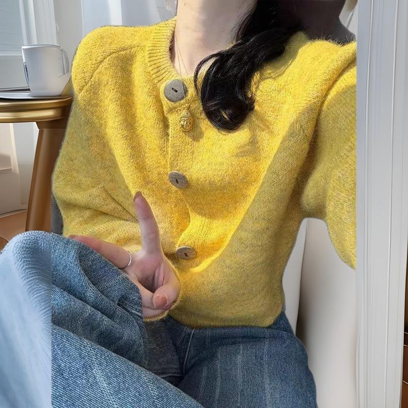 Age-reducing goose yellow cashmere small soft waxy loose knitted cardigan women wear in spring and autumn with a lazy wind sweater jacket