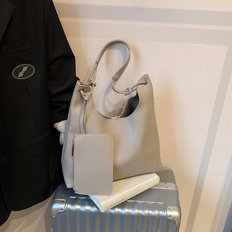 Retro Tote Bag Women's New Autumn and Winter Popular Large-capacity Shoulder Bag Niche Design Commuter Bag