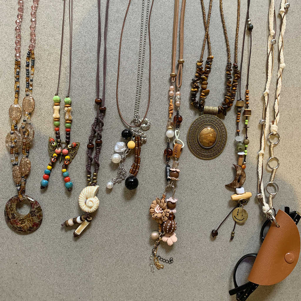 Lange Kette im Vintage-Stil für Damen mit handgefertigten Perlen