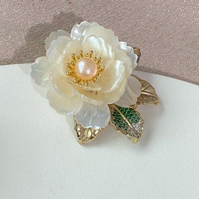 Broche de perlas de agua dulce de alta gama con forma de flor de peonía y concha natural, accesorios para cheongsam de palacio, ramillete femenino